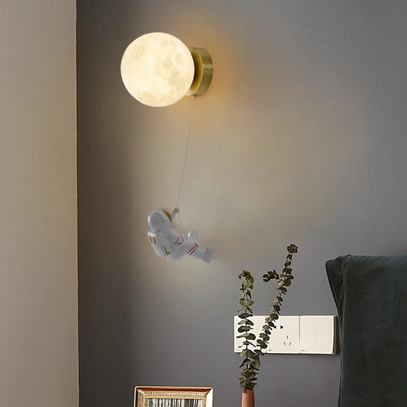 MoonVoyage - Maanvormige Astronaut Wandlamp